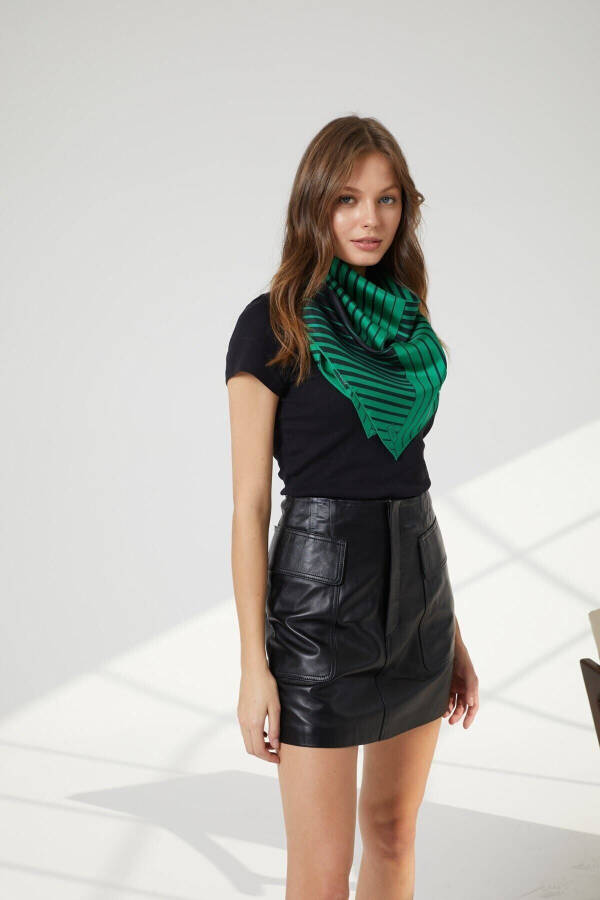 Real leather mini skirt with black lined pocket and front zipper. - 2