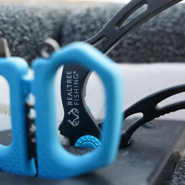 Realtree Fishing 8-дюймовые плоскогубцы с пистолетной рукояткой, титановым покрытием из нержавеющей стали, губками и твердосплавным резаком. - 4