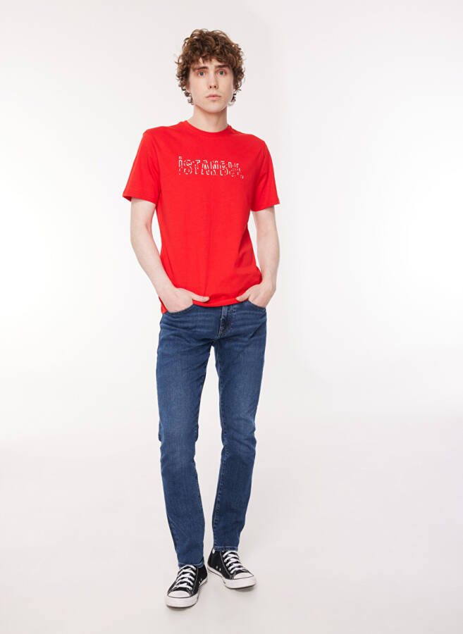 Red men's t-shirt with blue crew neck and print - 3