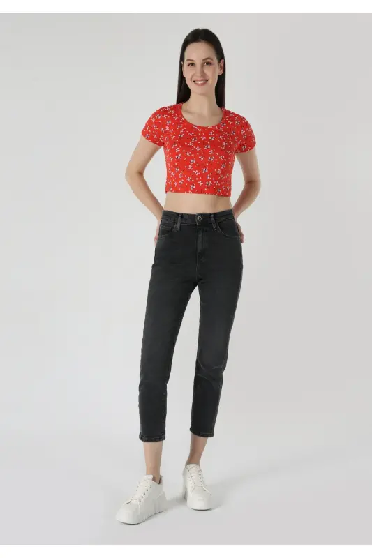 Red, slim fit, short-sleeved printed T-shirt for women - 3