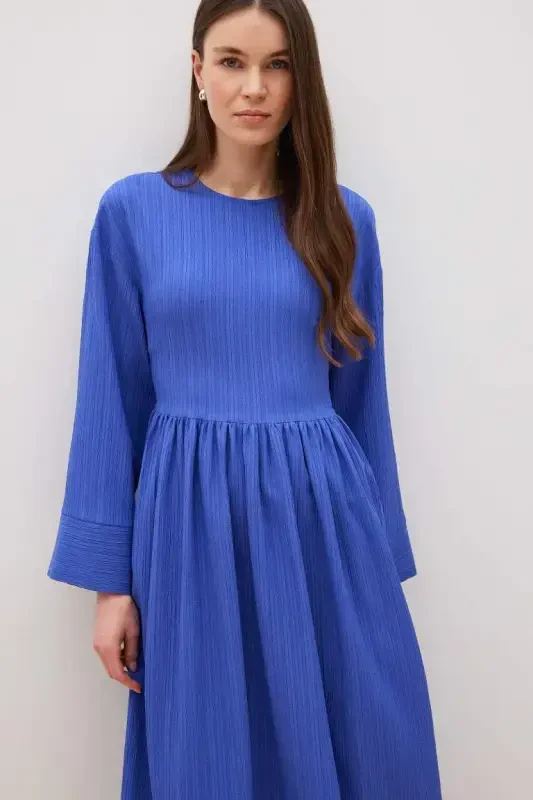 Regular Fit Bisiklet Yaka Gofre Dokulu Uzun Kollu Maxi Elbise-Saks - 2