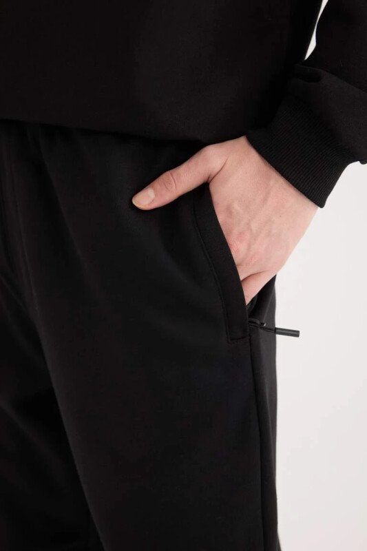 Regular Fit İnce Eşofman Altı Fermuar Cepli Beli Bağcıklı Lastikli Paça-Siyah - 1