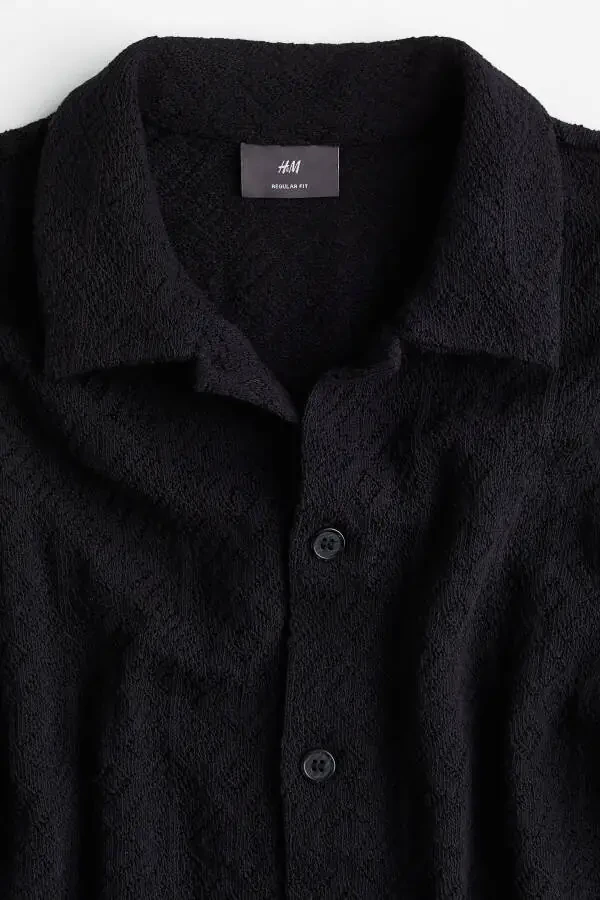 Regular fit jersey shirt with hole pattern. - 2