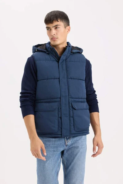Regular Fit Kapüşonlu Fermuarlı Cepli Şişme Yelek-Lacivert 