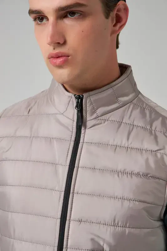 Regular Fit Серая стойка воротник волокно заполнено сезонный молнии жилет куртка-серый - 3