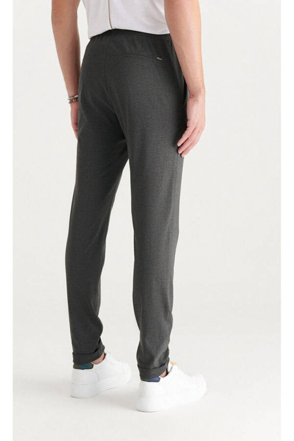 Relaxed Fit Jogger - 3