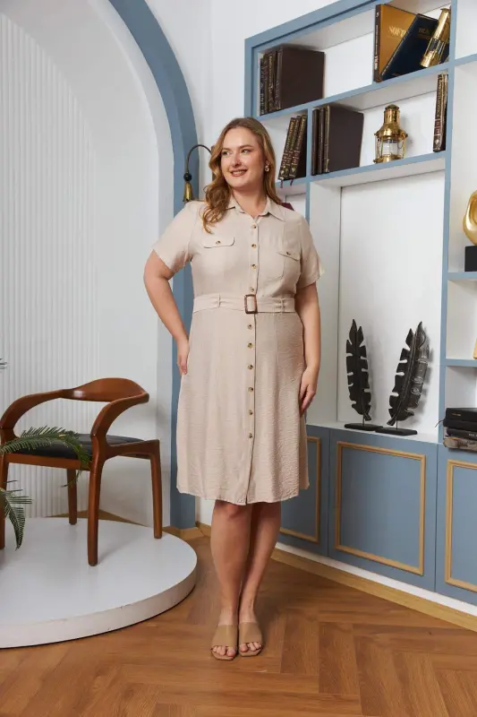 Ремень и платье большого размера с короткими рукавами на пуговицах кремового цвета с деталями на карманах - BÜYÜKBEDENIZ