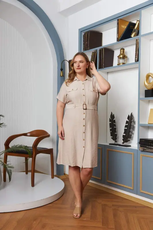 Ремень и платье большого размера с короткими рукавами на пуговицах кремового цвета с деталями на карманах - 2