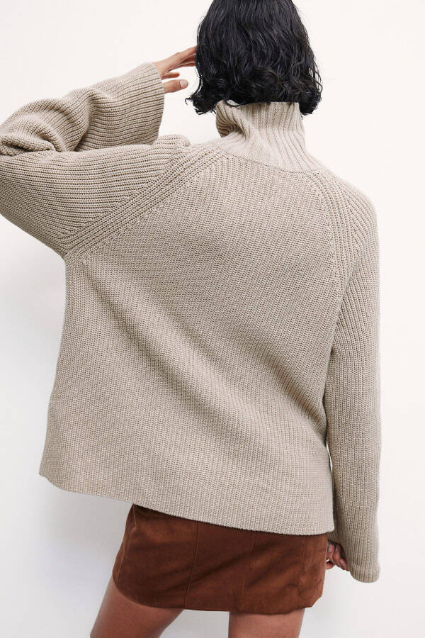 Ribbed knitted sweater with half zipper - 4