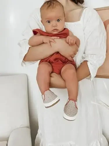 Robeez Baby Girls va Unisex Yumshoq Tagliklar Sirpanishga Qarshi Beshik Poyabzallari Uy poyabzallari Chaqaloqlar va Go'daklar uchun, 0-24 Oy - 2