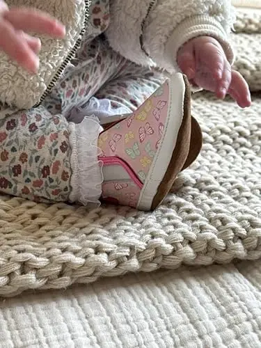 Robeez Baby Girls va Unisex Yumshoq taglikli, sirpanishga qarshi krovat poyabzali, chaqaloqlar va yosh bolalar uchun uy poyabzali, 0-24 oy - 6