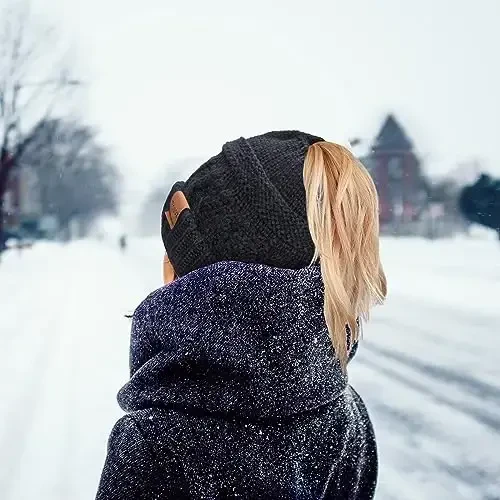 Rosoz 1&2 Packs Ayollar uchun Ponytail Beanie, Qishki iliq Beanie dumli yumshoq cho'ziluvchan kabel trikotaj tartibsiz yuqori bun shlyapa - 5