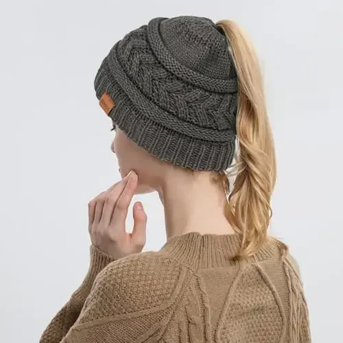 Rosoz 1&2 Packs Ayollar uchun Ponytail Beanie, Qishki iliq Beanie Quyruq Yumshoq Stretch Kabel Trikotaj Buzuq Yuqori Tugun Shlyapa - 4