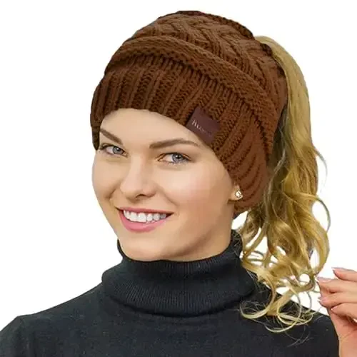 Rosoz 1&2 Packs Ayollar uchun Ponytail Beanie, Qishki Issiq Beanie Quyruq Yumshoq Cho'ziluvchan Kabel Trikotaj Tartibsiz Yuqori Tugunli Shlyapa - 1