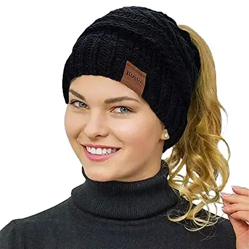 Rosoz 2 Pack Ayollar uchun Ponytail Beanie, Qishki iliq Beanie Tail Yumshoq Streç Kabel Trikotaj Tartibsiz Yuqori Bun Shlyapa - 2