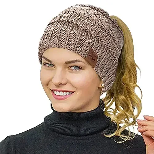 Rosoz 2 Pack Ayollar uchun Ponytail Beanie, Qishki Issiq Beanie Quyruq Yumshoq Stretch Kabel Trikotaj Tartibsiz Yuqori Tugunli Shlyapa - 2