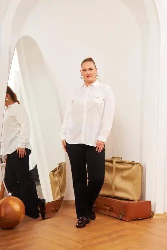 Рубашка белая с аксессуарами в виде роз большого размера - 9