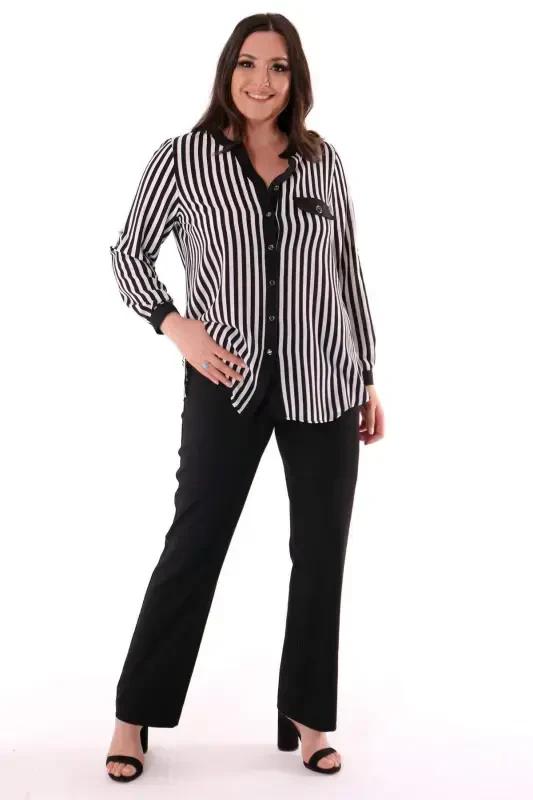 Рубашка большого размера в черную полоску с V-образным вырезом - 2