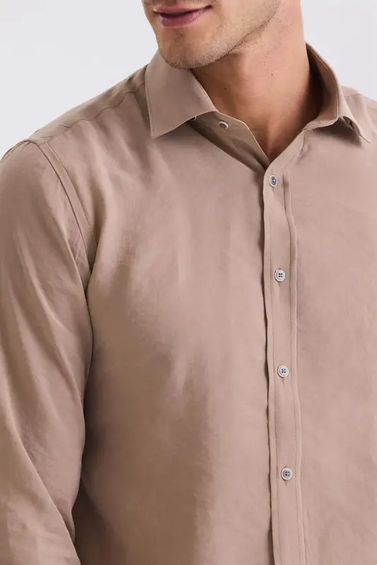 Рубашка Comfort Fit с воротником на пуговицах цвета кофе - 2