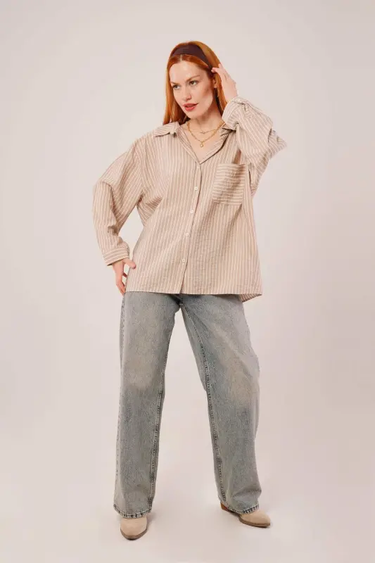 Рубашка цвета кэмел с карманами и деталями в полоску - 2