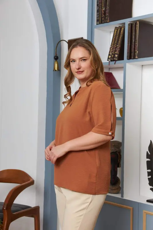 Рубашка с разрезом на рукаве, большой размер, верблюжий цвет - 3