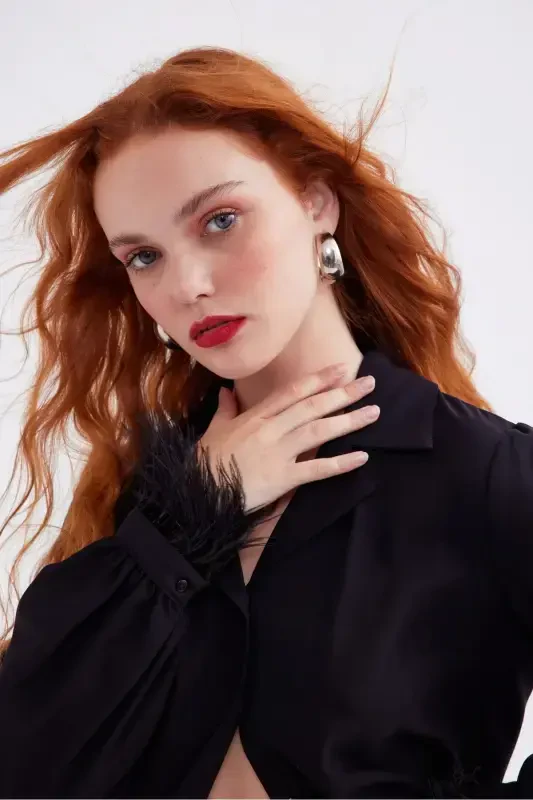 Рубашка свободного кроя с отделкой из страусиных перьев - Черный - SATEEN