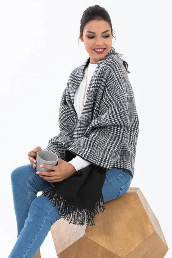 Шаль с двусторонним рисунком в клетку - 4