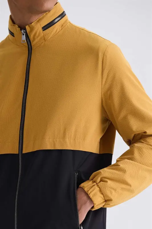 Sariq Comfort Fit tugmachali yoqa mavsumiy palto - JAKAMEN