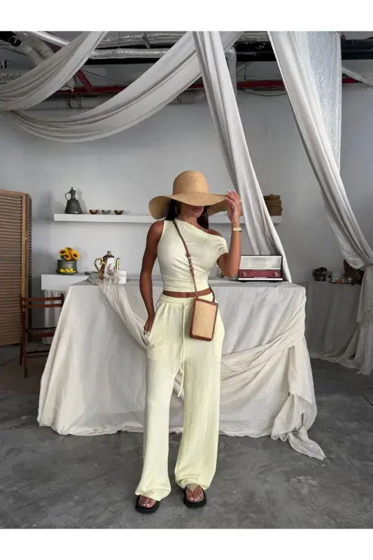 Sariq qayiq yoqali burmali bluz shim kostyumi - Sariq - Modazone