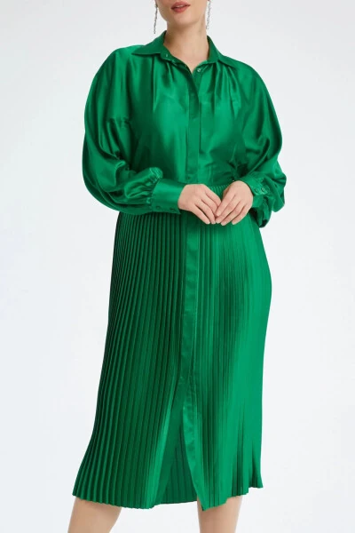Сатиновое платье-миди с воротником-рубашкой, складками, длинными рукавами и пуговицами. Зелёное. 37324 - 3