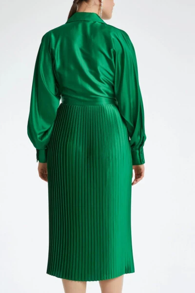 Сатиновое платье-миди с воротником-рубашкой, складками, длинными рукавами и пуговицами. Зелёное. 37324 - 4