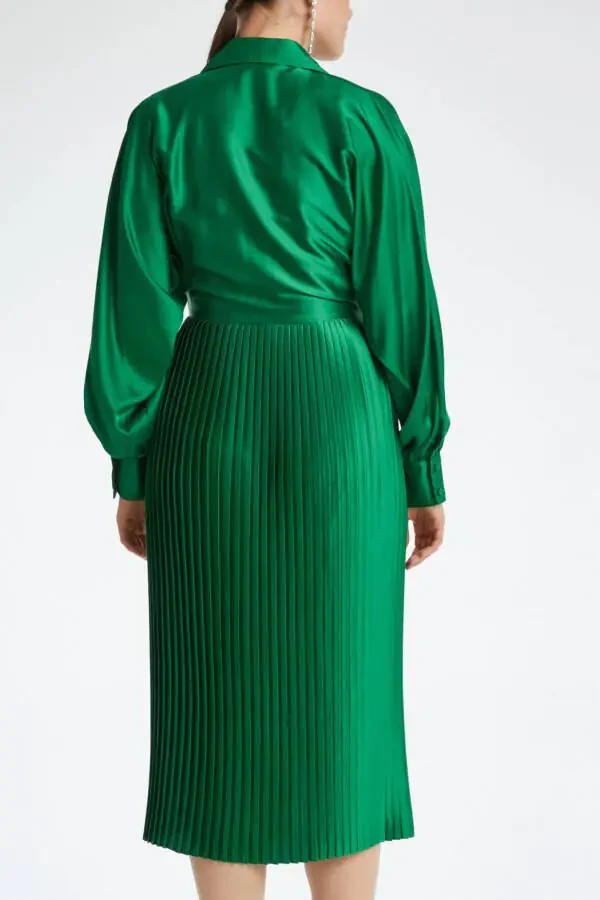 Сатиновое платье-миди с воротником-рубашкой, складками, длинными рукавами и пуговицами. Зелёное. 37324 - 4