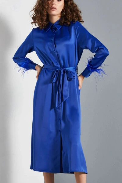 Сатиновое платье-рубашка с поясом и отделкой из перьев для женщин длиной до середины икры Saks 37137 - SERPIL