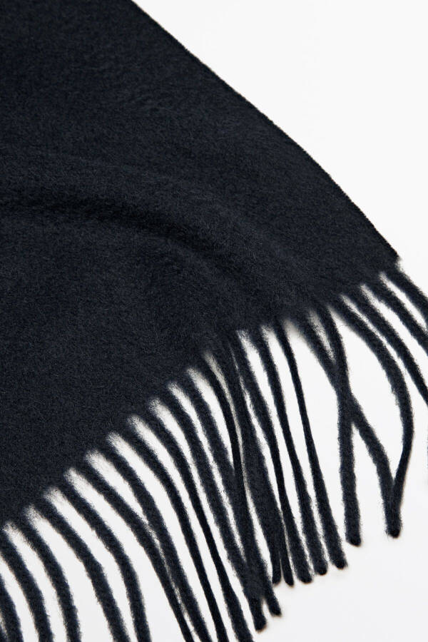 Scarf with fringes, made of wool and cashmere blend. - 2