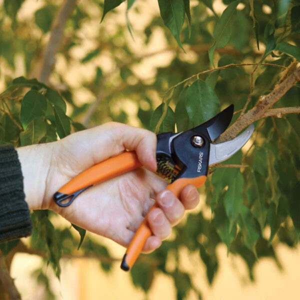 Секатор Fiskars с обходным лезвием из стали и рукояткой SoftGrip, черный и оранжевый - 4