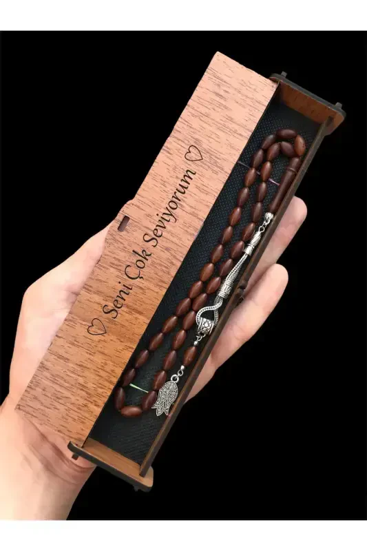 Seni juda yaxshi ko'raman yozuvi tushirilgan 