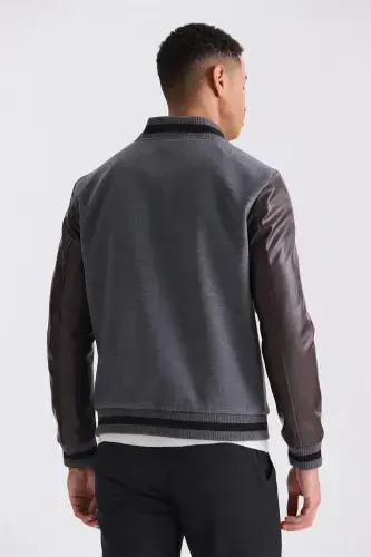 Серая куртка прилегающего кроя с воротником на пуговицах - 4