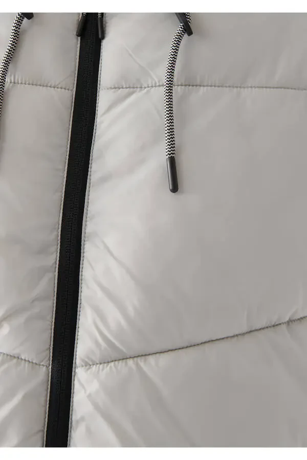 Серая пуховая куртка с капюшоном (стандартный крой) - 7