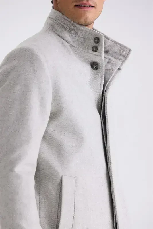 Серое приталенное пальто из шерсти с воротником-стойкой и рисунком в елочку - 3