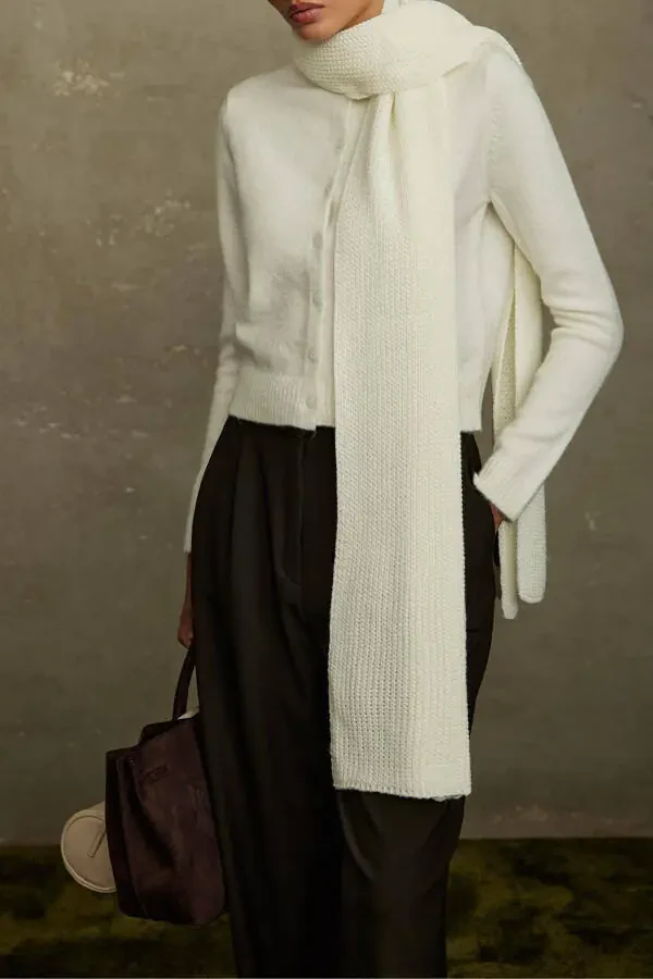 Шерстяной шарф светло-бежевого цвета простой вязки - 2