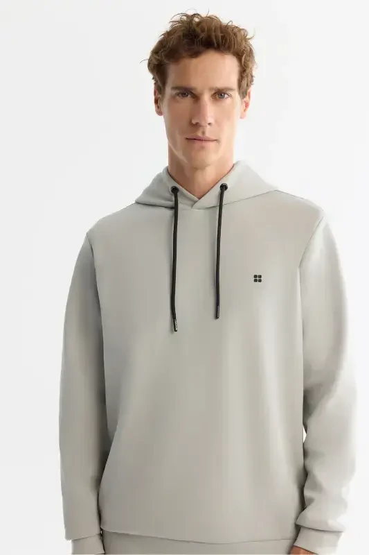 Серый свитер с капюшоном - 2