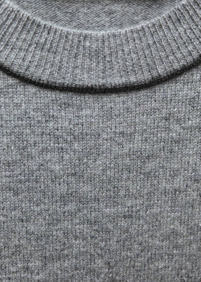 Short-sleeved, medium knit, 100% wool sweater in gray. - 4