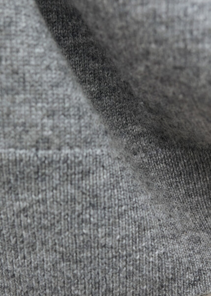 Short-sleeved, medium knit, 100% wool sweater in gray. - 6