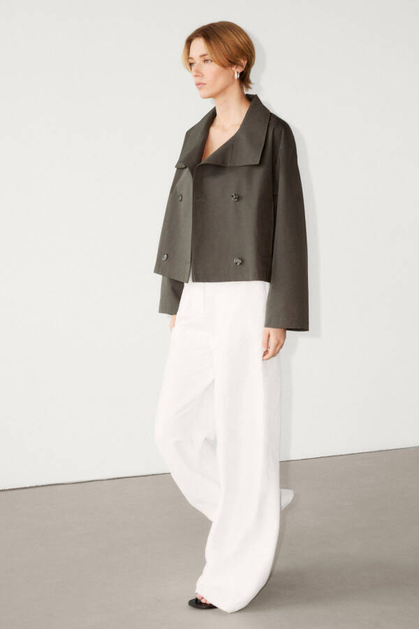 Short trench coat with a stand-up collar - 10