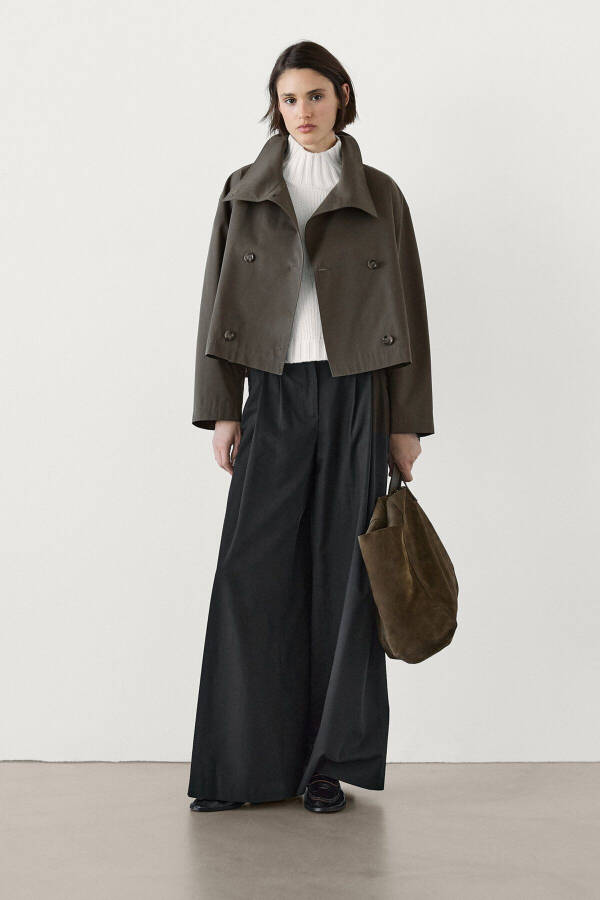 Short trench coat with a stand-up collar - 1