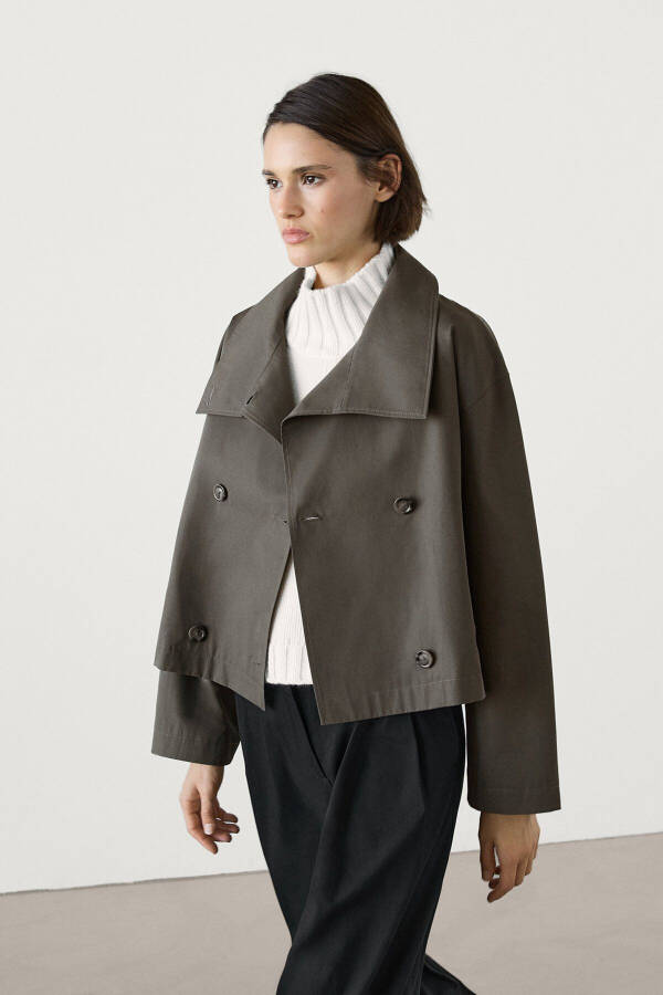 Short trench coat with a stand-up collar - 4