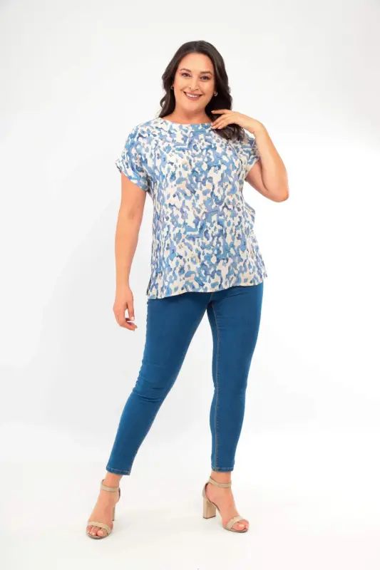 Синяя блузка большого размера с рисунком, низким вырезом и свободным рукавом - 2