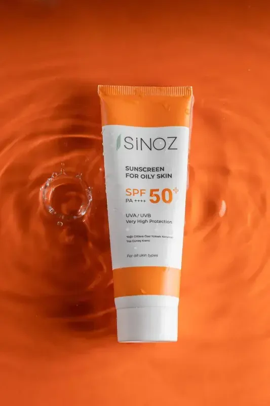 Sinoz yog'li teriga mo'ljallangan yorituvchi yuqori himoya ega quyoshdan saqlovchi yuz kremi SPF50+ / PA++++ - 3