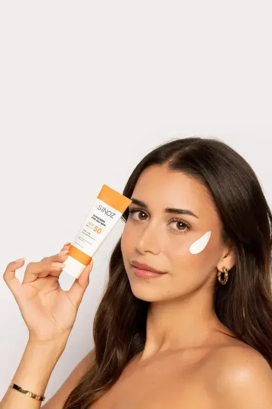 Sinoz yog'li teriga mo'ljallangan yorituvchi yuqori himoya ega quyoshdan saqlovchi yuz kremi SPF50+ / PA++++ - 4