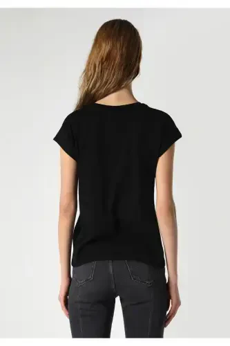 Regular Fit Yuvarlak Yaka Baskılı Kadın Siyah Kısa Kol Tişört - COLIN’S (1)